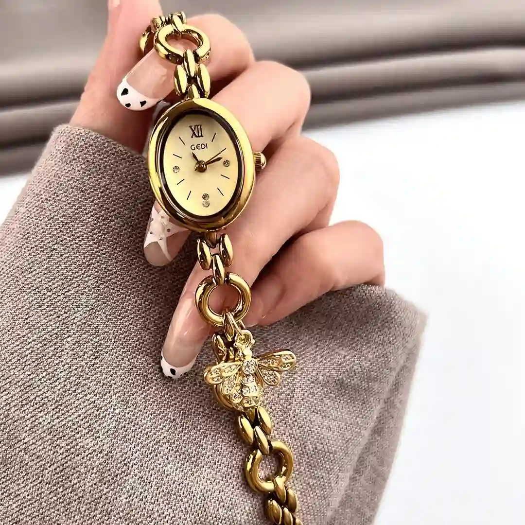 Holding on hand Gedi Watch 14043